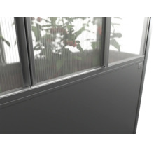 Detailní pohled na skleník s oknem a hliníkovým rámem