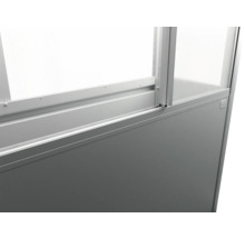 Detailní pohled na dělící stěnu s transparentními a neprůhlednými prvky