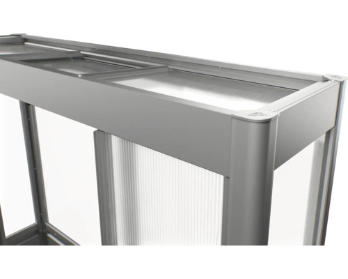 Detailní pohled na skleník s polykarbonátovými deskami