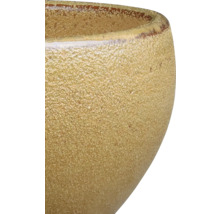 Detail keramické mísy s hrubou texturou