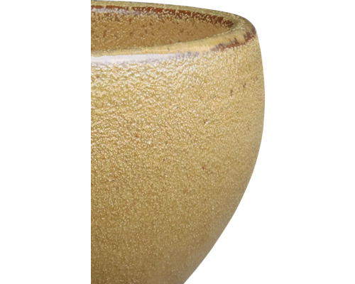 Detail keramické mísy s hrubou texturou