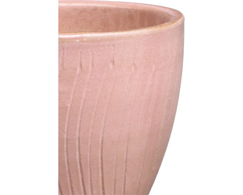 Detailní záběr keramického květináče s rýhovaným povrchem