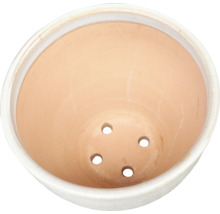 Vnitřní pohled na květináč s drenážními otvory