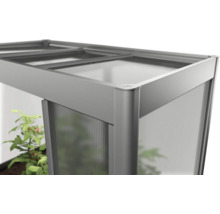 Detailní pohled na skleník s polykarbonátovými deskami a hliníkovým rámem