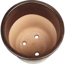 Vnitřní pohled na květináč s drenážními otvory