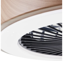 Detail stropního ventilátoru s lamelami