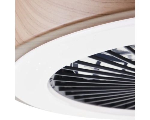 Detail stropního ventilátoru s lamelami