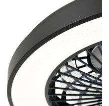 Detail stropního ventilátoru s osvětlením