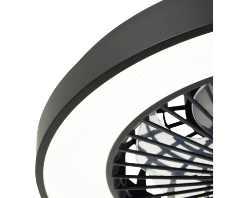 Detail stropního ventilátoru s osvětlením