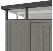 Detailní pohled na zahradní domek s dřevěnou stěnou a řadou oken pod střechou