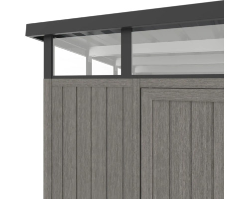 Detailní pohled na zahradní domek s dřevěnou stěnou a řadou oken pod střechou