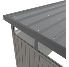 Detail zahradního domku s kovovou střechou a dřevěnou stěnou