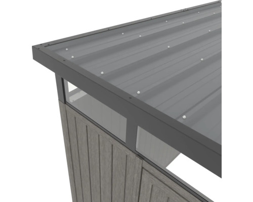 Detail zahradního domku s kovovou střechou a dřevěnou stěnou