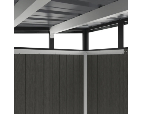 Detailní pohled na zahradní domek s šedými dřevěnými panely a střešní konstrukcí.