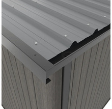 Detailní pohled na zahradní domek s kovovou střechou a dřevěnou konstrukcí