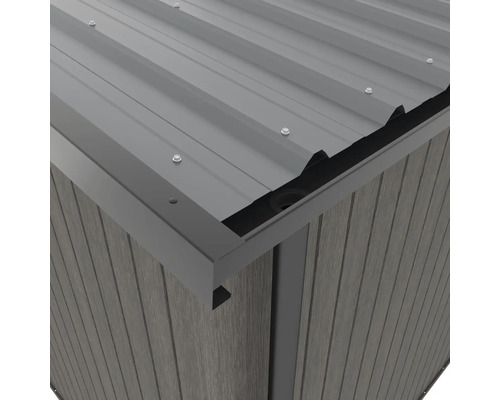 Detailní pohled na zahradní domek s kovovou střechou a dřevěnou konstrukcí