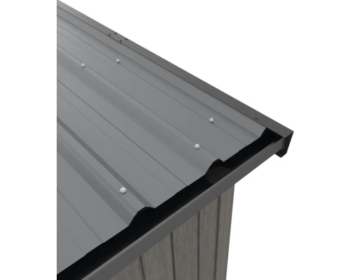 Detail kovové střechy zahradního domku