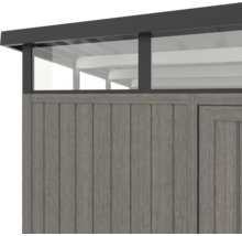 Detailní pohled na zahradní domek s dřevěnou stěnou a okenní frontou