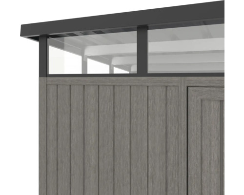 Detailní pohled na zahradní domek s dřevěnou stěnou a okenní frontou