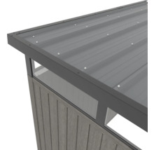 Detail zahradního domku s kovovou střechou a dřevěným obložením