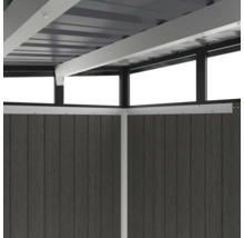 Detail zahradního domku s kovovou střechou a dřevěnou stěnou