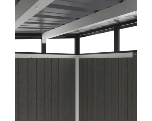 Detail zahradního domku s kovovou střechou a dřevěnou stěnou