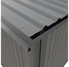 Detailní pohled na zahradní domek s kovovou střechou a dřevěným obkladem