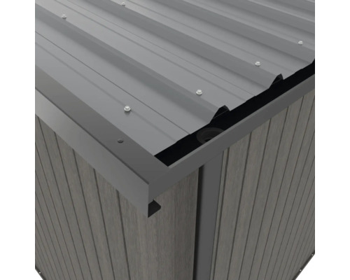 Detailní pohled na zahradní domek s kovovou střechou a dřevěným obkladem