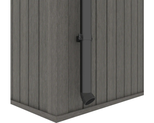 Dešťová svodová trubka na dřevěné stěně