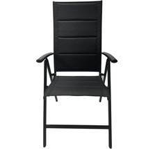 Černá skládací židle s područkami.