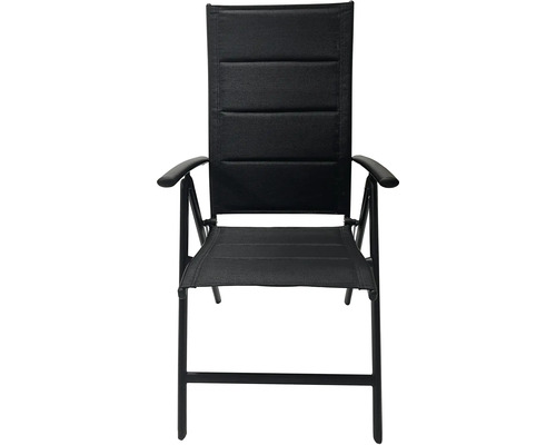 Černá skládací židle s područkami.