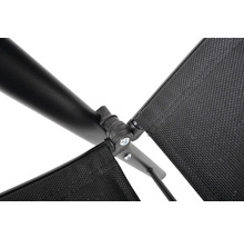 Detailní pohled na černé zahradní lehátko s textilním potahem a kovovým rámem