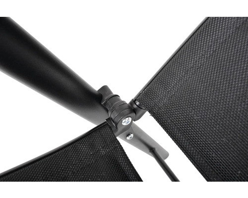 Detailní pohled na černé zahradní lehátko s textilním potahem a kovovým rámem