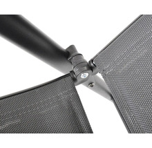 Detailní záběr sluneční plachty se spojovacími prvky