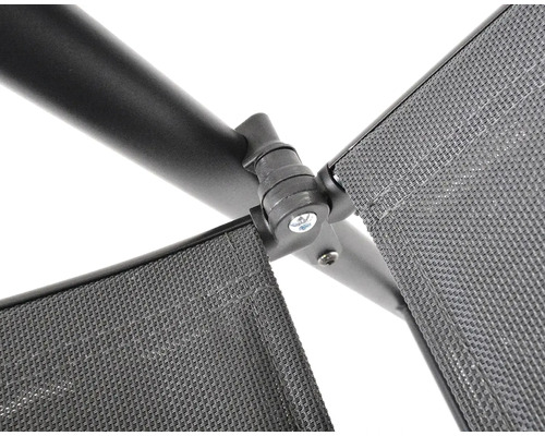 Detailní záběr sluneční plachty se spojovacími prvky