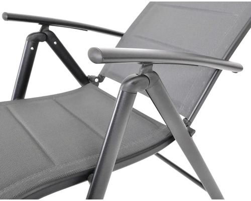 Detailní záběr zahradní židle s područkami