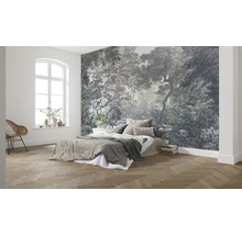 Světlá ložnice s vzorovanou fototapetou, postelí a parketovou podlahou