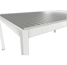 Detailní pohled na hliníkové zastřešení terasy s vlnitou plechovou střechou