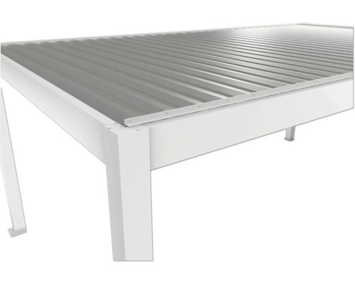 Detailní pohled na hliníkové zastřešení terasy s vlnitou plechovou střechou