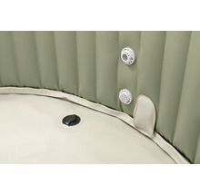 Detail nafukovací vířivky s tryskami a vypouštěcím ventilem