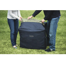 Lidé rozbalují kryt na bazén Intex