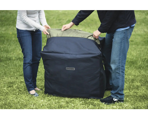 Lidé rozbalují kryt na bazén Intex