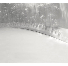 Detailní záběr trysky s bublinkami v provozu