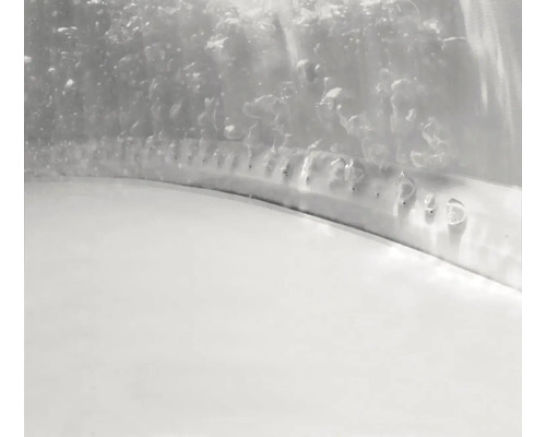 Detailní záběr trysky s bublinkami v provozu