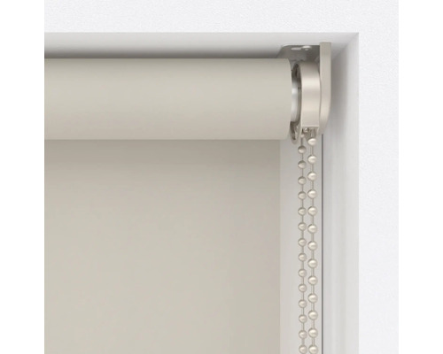 Detailní pohled na roletu s řetízkovým ovládáním pro dekoraci oken