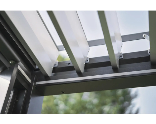 Detailní pohled na šedé hliníkové zastřešení terasy s lamelami