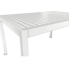 Detail bílé terasy se lamelovou střechou.