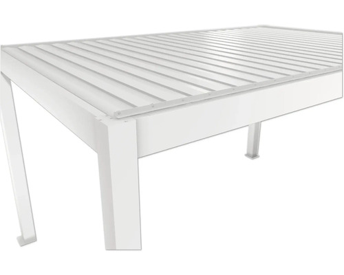 Detail bílé terasy se lamelovou střechou.