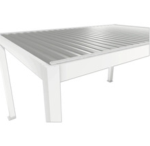 Detailní pohled na bílé terasové zastřešení s lamelovou střechou