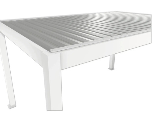 Detailní pohled na bílé terasové zastřešení s lamelovou střechou